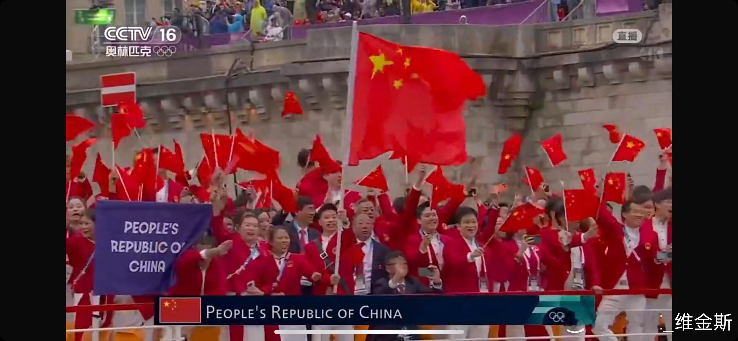 中国代表团亮相🇨🇳🇨🇳加拿大队也在船上#巴黎奥运开幕式##篮球热力一夏#
