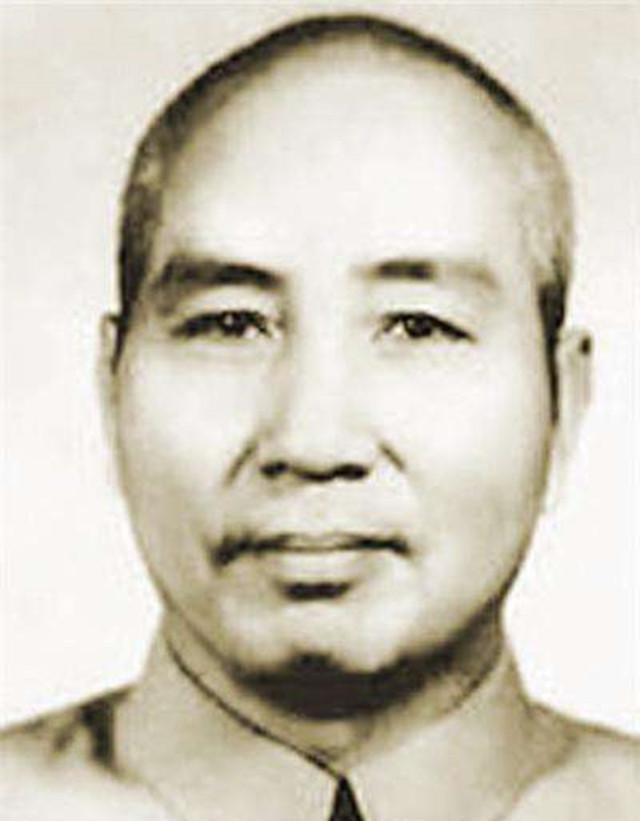 1934年，地下党王同兴家里突然来了两个陌生人，他们臂缠毛巾、手提点心，这是说好