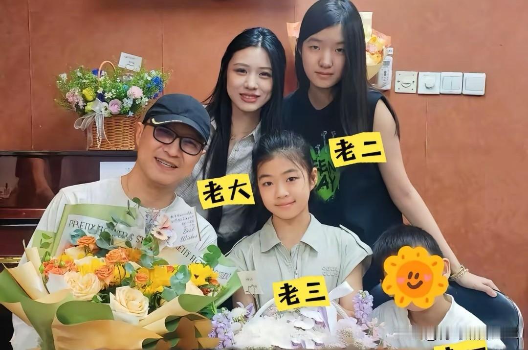 汪峰晒四娃全家福，为醒醒钢琴赛加油。
汪峰罕见晒出与四个子女的合照，为参加钢琴比