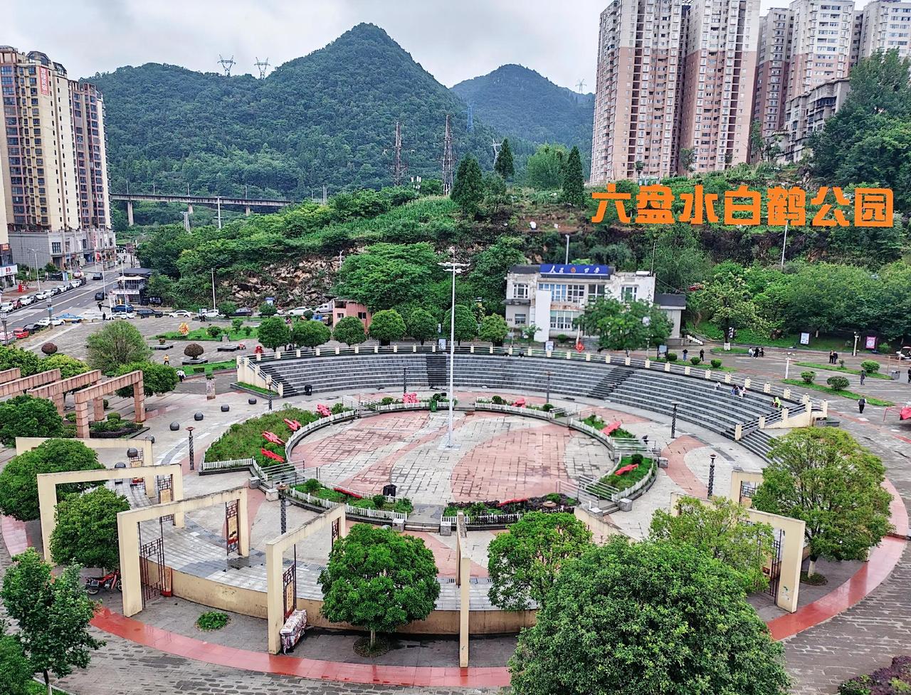 个人认为，无论子女是儿子还是女儿，老人年迈后独居为宜。待生活无法自理时，可请人照