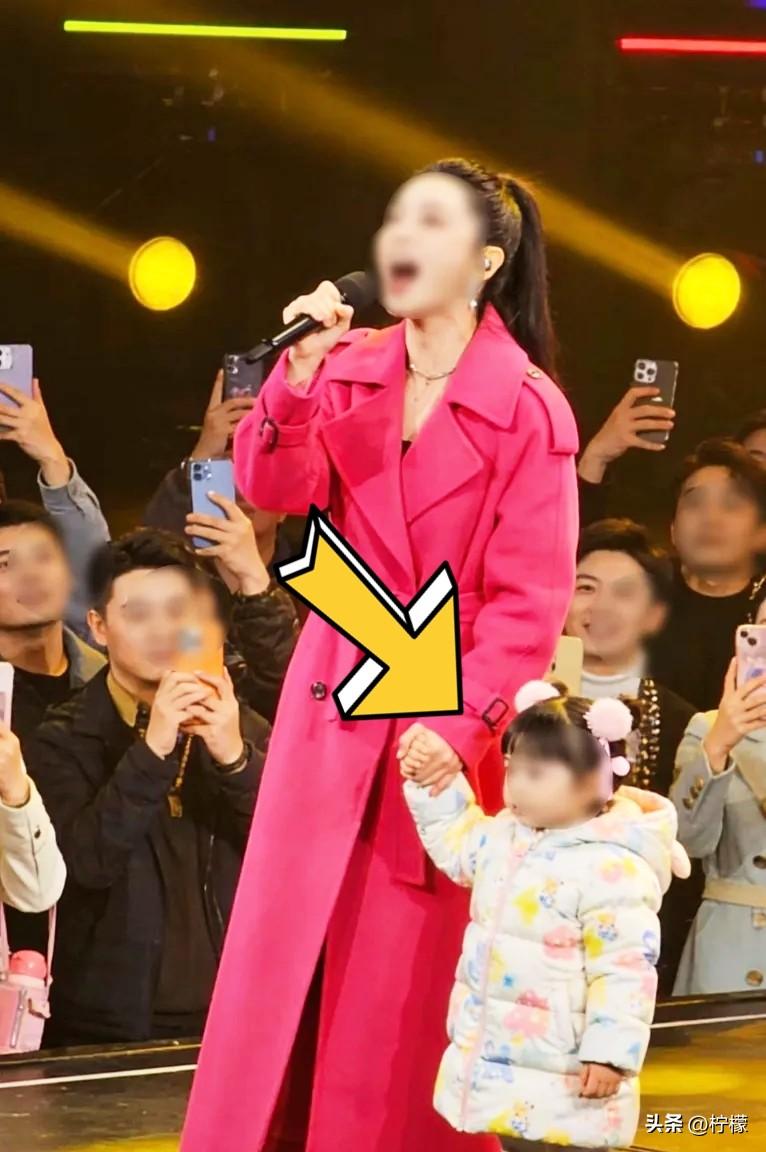 一位离异女子带着两岁女儿上台相亲，自称没什么要求，唯一条件就是想找个真心想成家的