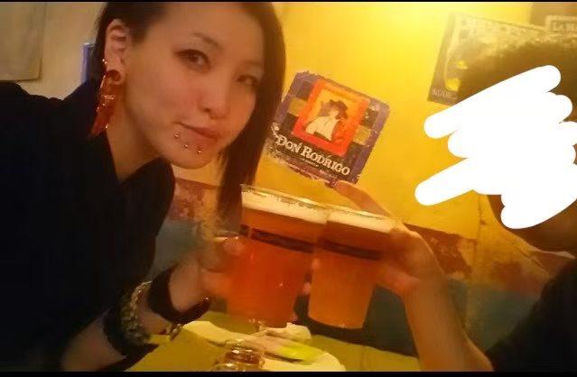 一女子在互联网上发布了在同一家店喝啤酒，十年前和十年后的自拍照片对比，被全世界各