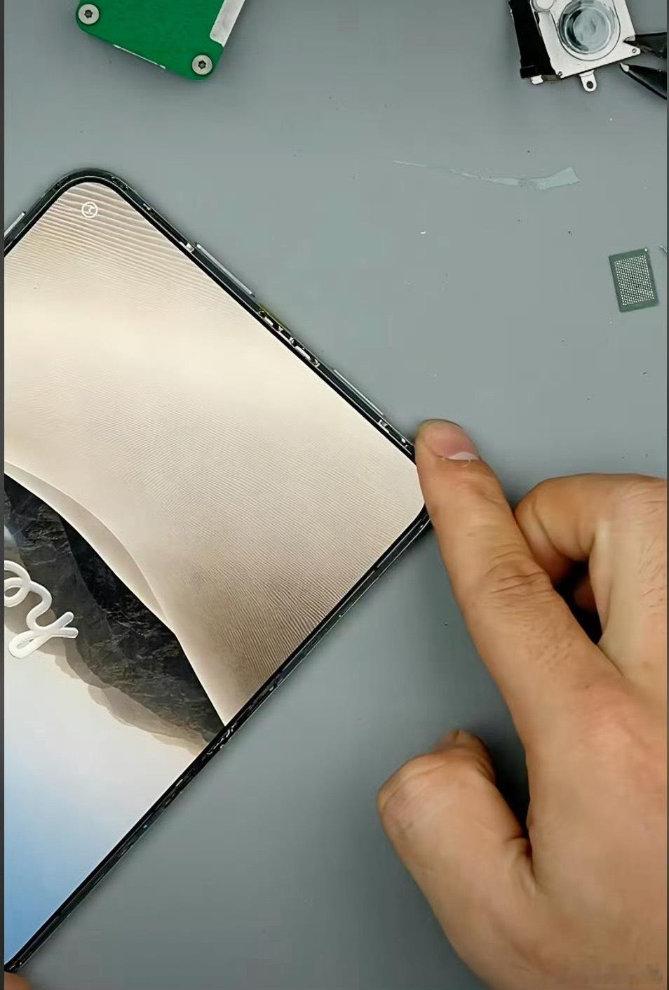 撕了内屏纳米纹理膜的iPhone Duo，真通透啊，但是这折痕… ​​​