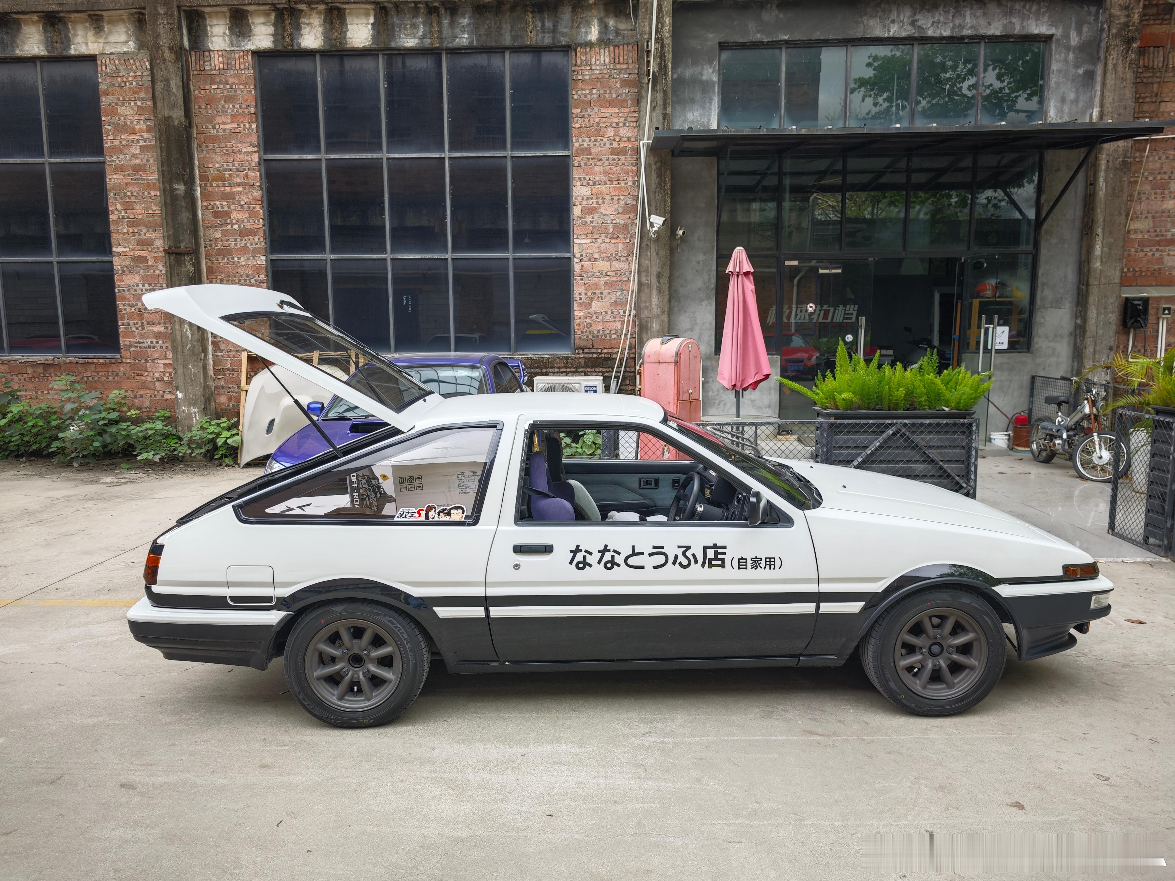 我终于知道为啥藤原文太用AE86来送豆腐了！这也太能装了叭？塞两套轮毂都不过分 
