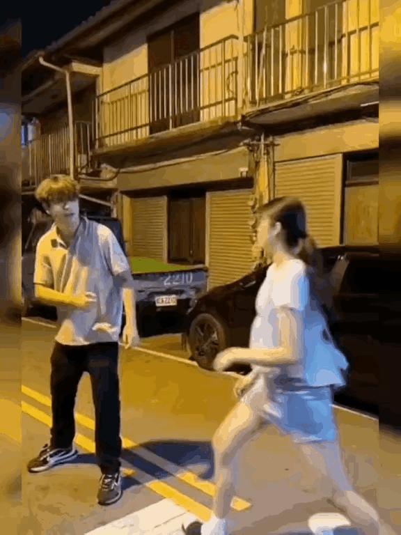 姑娘好功夫，尤其是腿上功夫，又白又长。