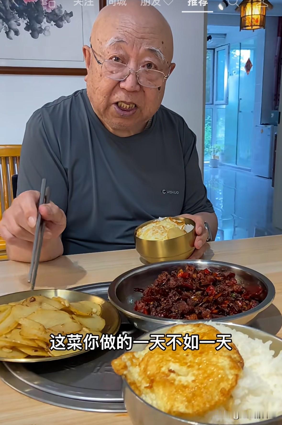 儿子辛苦给老爸做完饭，老爸端着饭碗数落儿子“这菜让你做的，一天不如一天，都不赶敬