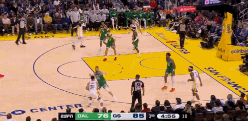 唏嘘！水花兄弟终是站到了对立面！
在今天NBA圣诞大战勇士对阵独行侠的第三节比赛