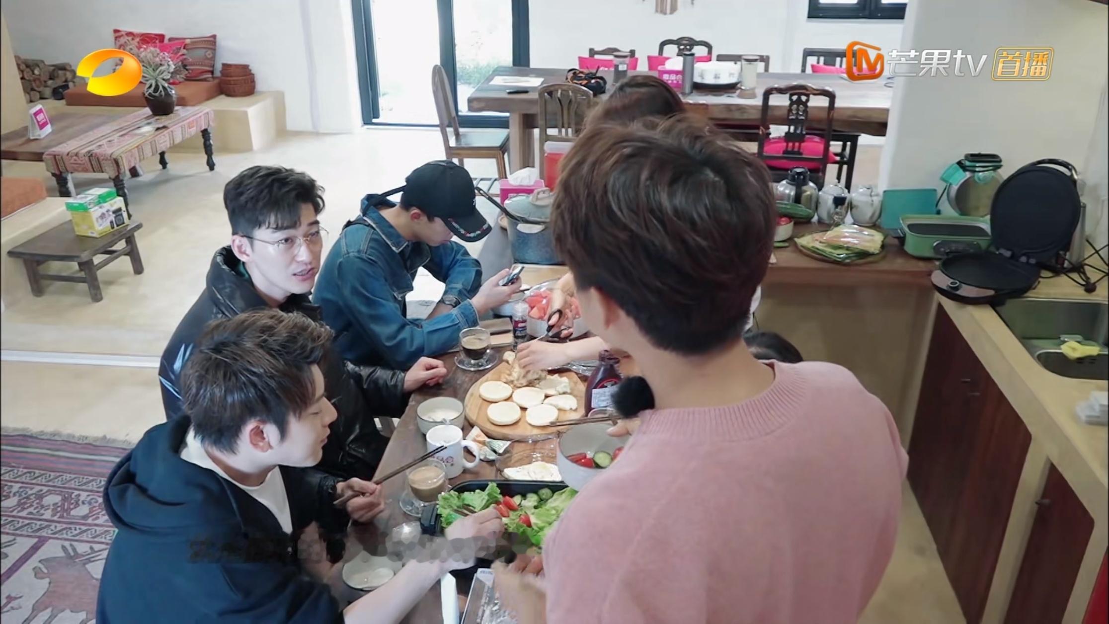 刘涛早饭只吃一碗燕麦啊，还是在开完会后才吃的……早上一大桌子真只是给员工做的啊