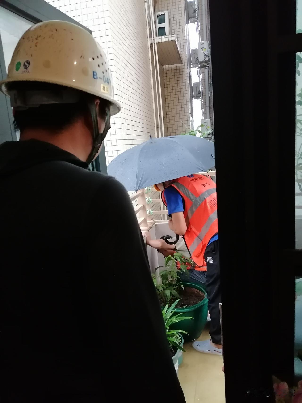 搬进新居，又一个问题出现:外面下雨，阳台下水堵了，满阳台没脚脖子的水，导致已经有