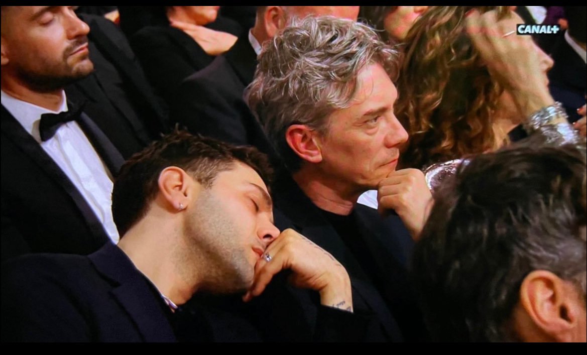 本届凯撒奖颁奖典礼，靠在斯万·阿劳德肩膀上的“睡美男”泽维尔·多兰走红 