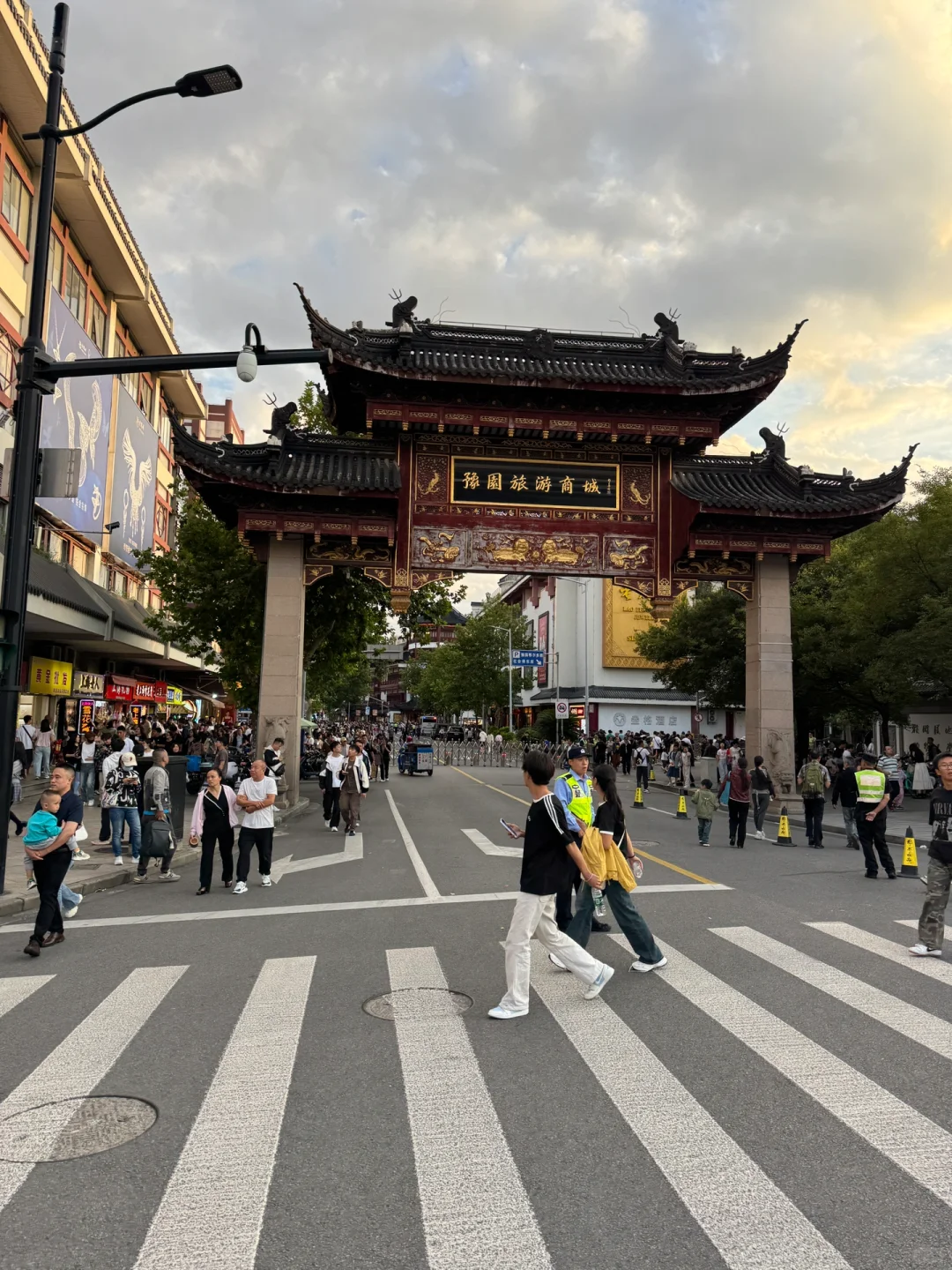 阿祖，回去吧，外滩全是人人人。