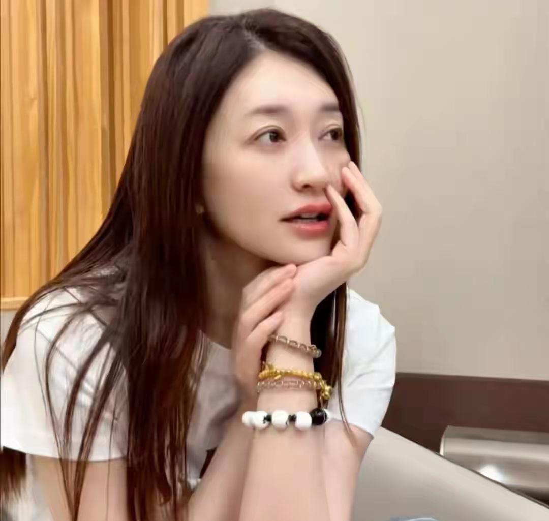 李小冉这回是真刚。凌晨快两点，她自个儿拎着手机上网讨说法：你们张口就说工作室辟过