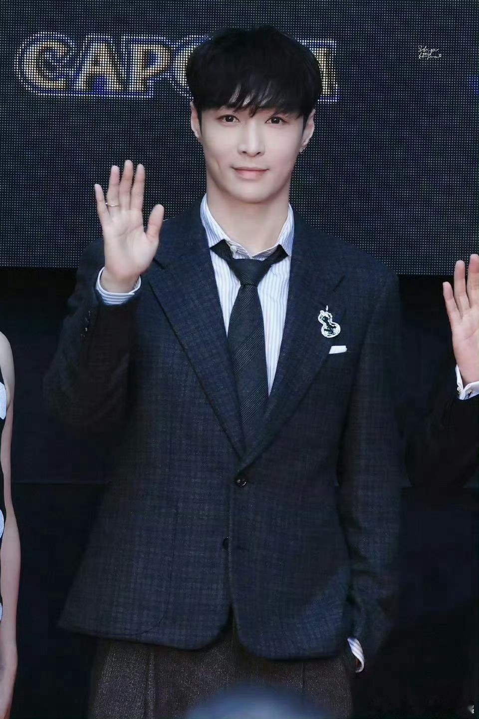 张艺兴东京电影节红毯造型张艺兴东京电影节造型张艺兴东京电影节红毯造型，帅啊，[色