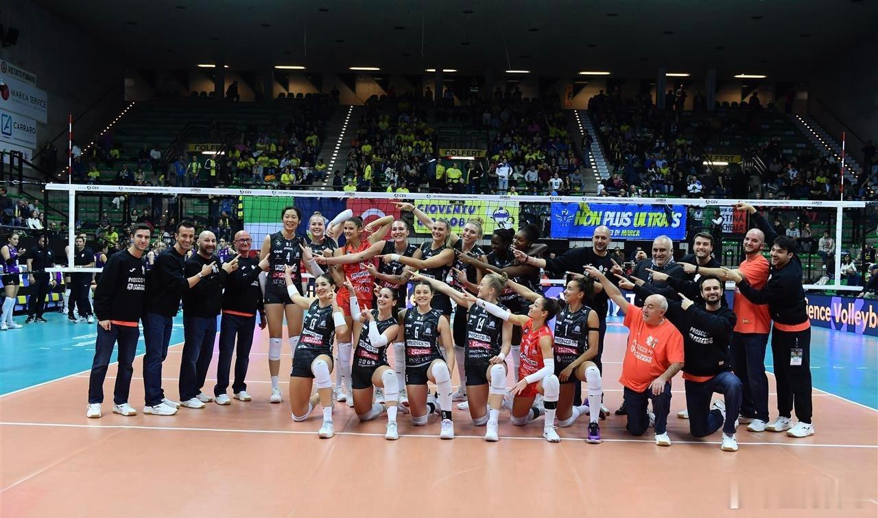 朱婷  好有爱的科内团队，对朱真好朱婷留洋第七季世界女排新闻 欧冠胜利后的合影 