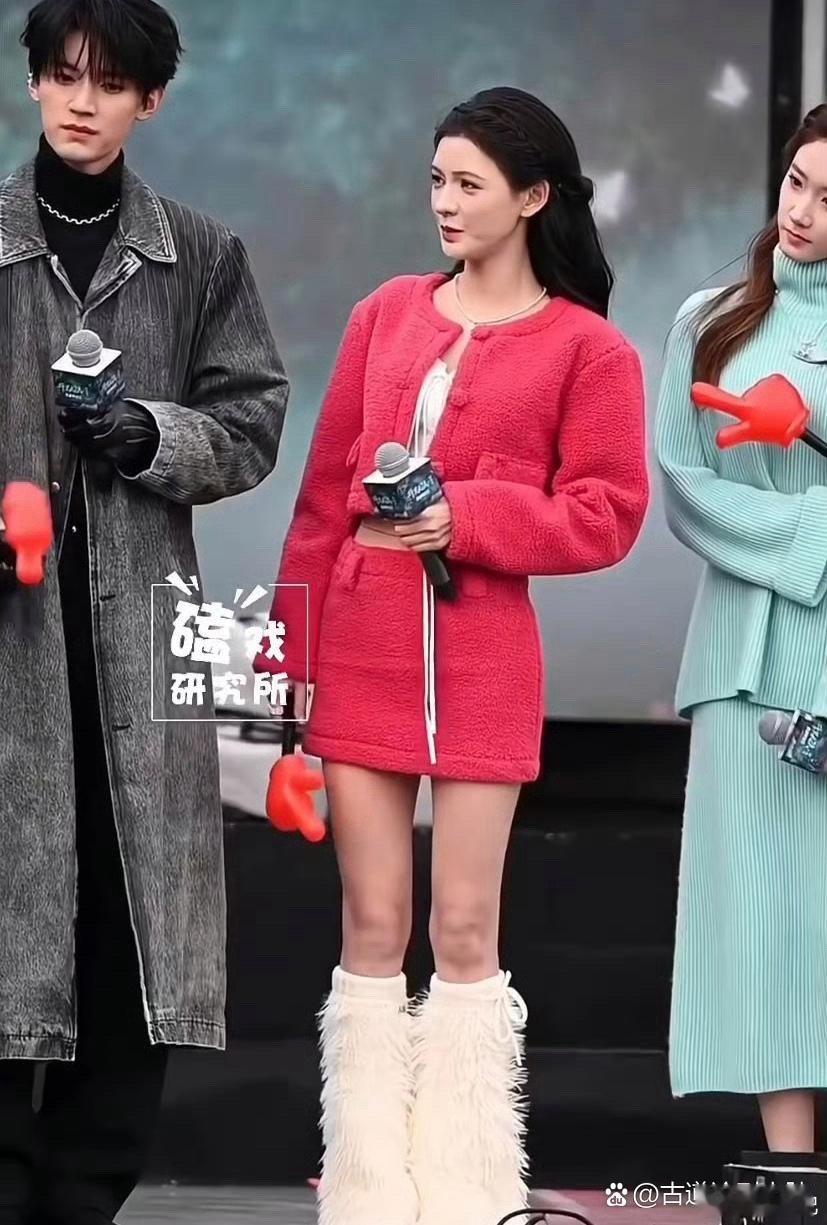 女明星不容易，真抗冻，腿都冻青了。 