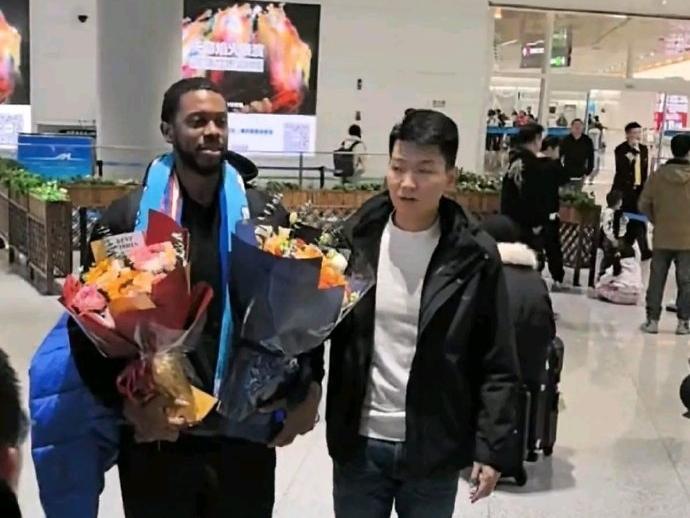 CBA最新消息：据知名媒体人江南的城报
道，新疆男篮新外援泰隆.华莱士已经到球队