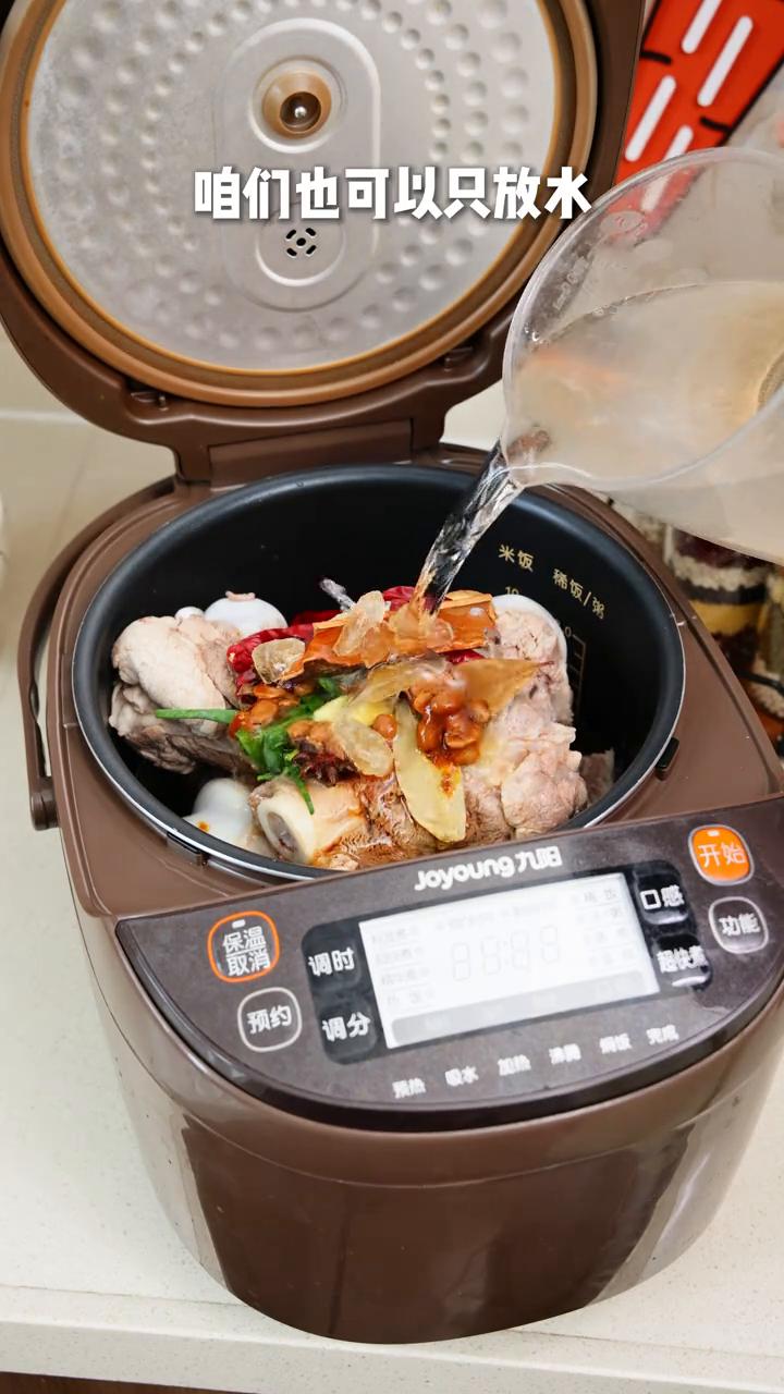 只要一个电饭锅，还有家里常备的一些调料，新手也能做出酱香浓郁、软烂入味的酱大骨。