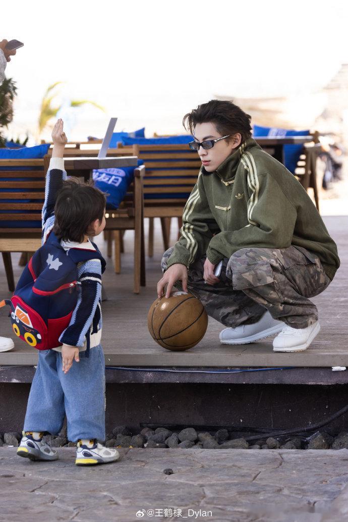 王鹤棣沈月一起带娃举手投足全是默契，平淡日常才最戳人，幻视感爆棚沈月带娃