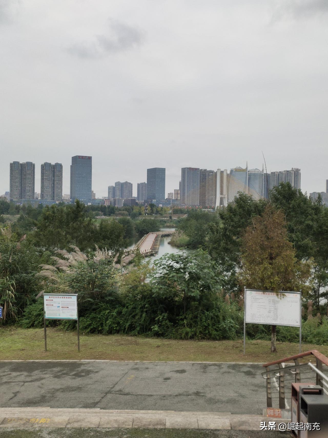 备受关注的上中坝湿地公园浮桥已搭建……

备受广大网友关注的南充上中坝湿地公园浮