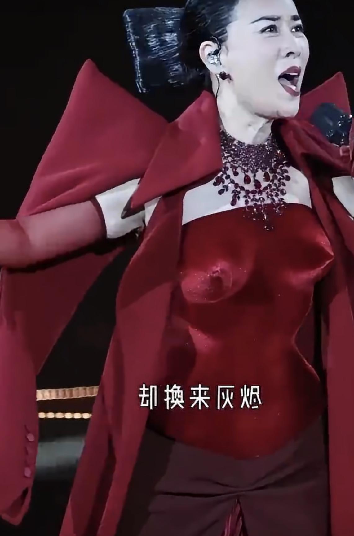 热搜上英子北京演唱会的消息，很热闹，来了很多人，都是娱乐圈内的好友：王菲，宋丹丹