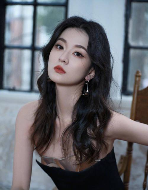 乔欣完全是温柔的邻家姐姐 乔欣温柔的邻家姐姐日常向妆教里的乔欣太圈粉，黑发垂落眉