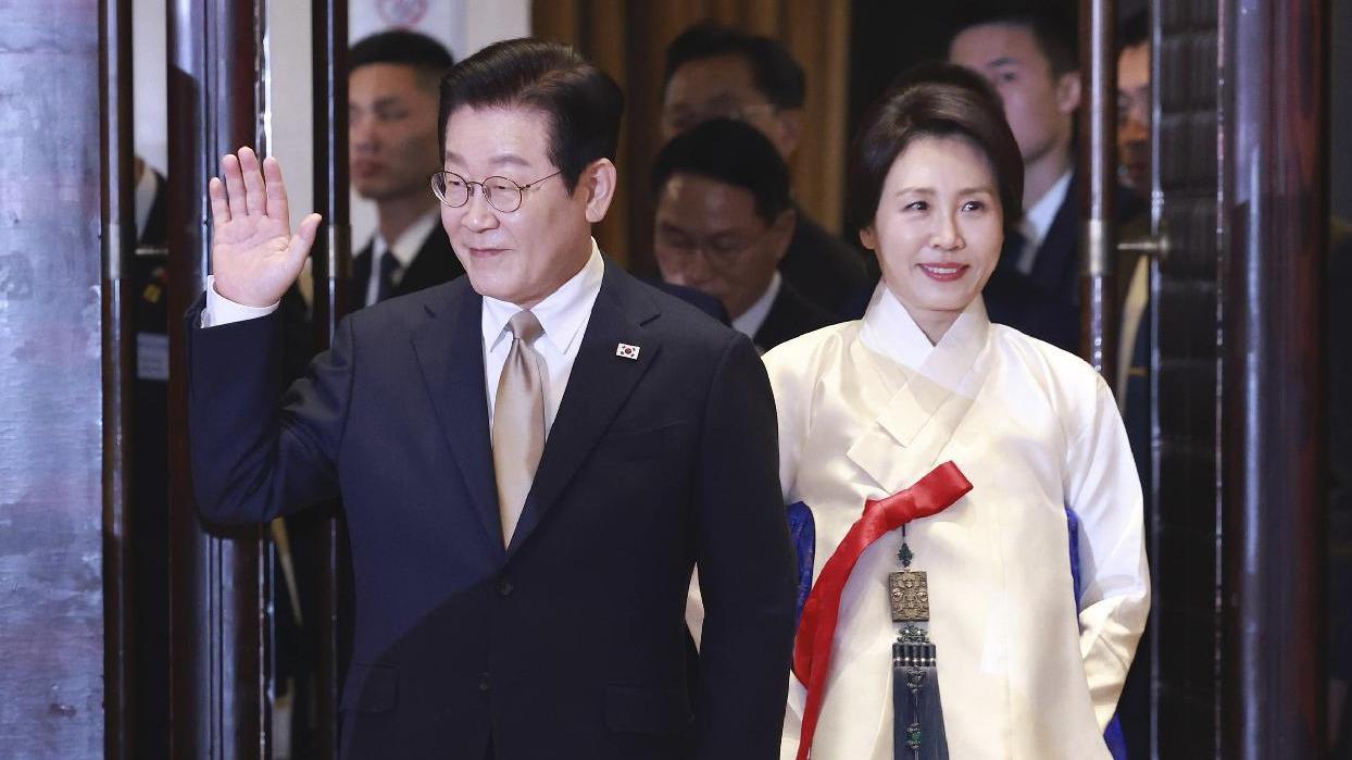 李在明夫人在京穿韩服亮相侨界晚宴金惠景看着比金建希稳当多了，老婆是挺加分的，不过