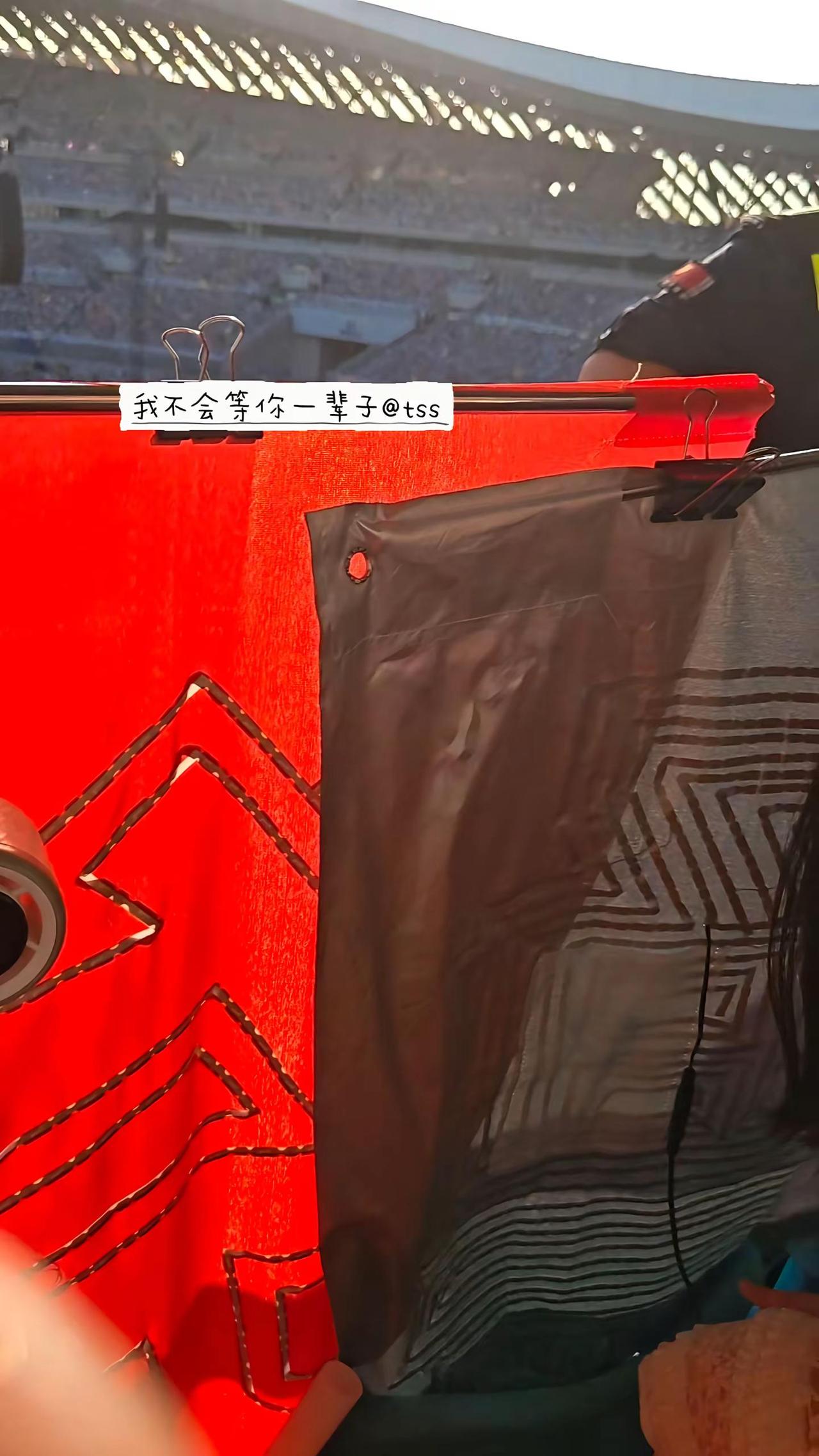 想把灯牌架我前面下辈子吧🤣