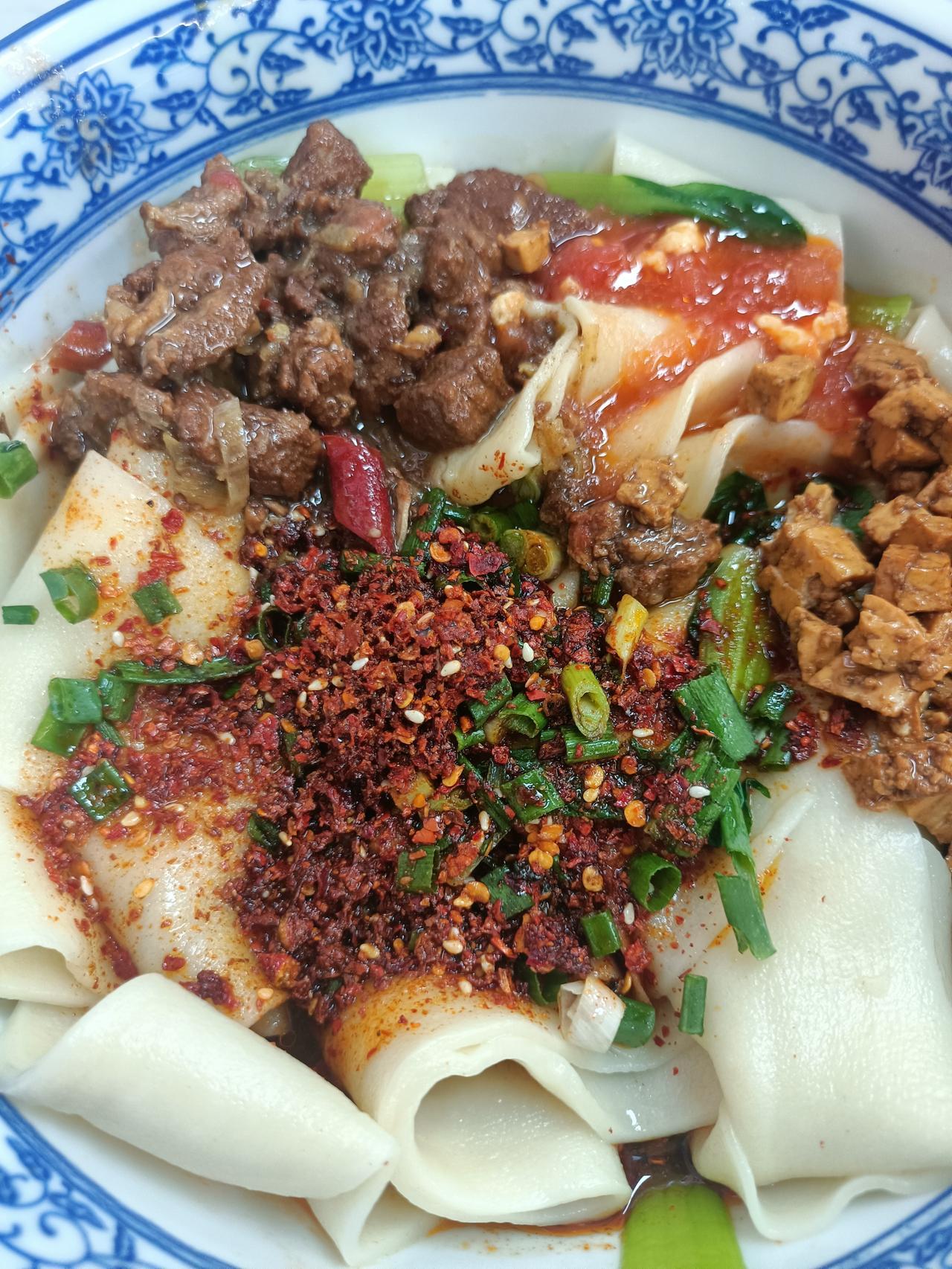 过分！
西安现在开个面馆也都这么卷吗？吃面用的油都是某东来同款！[抠鼻]
昨天去