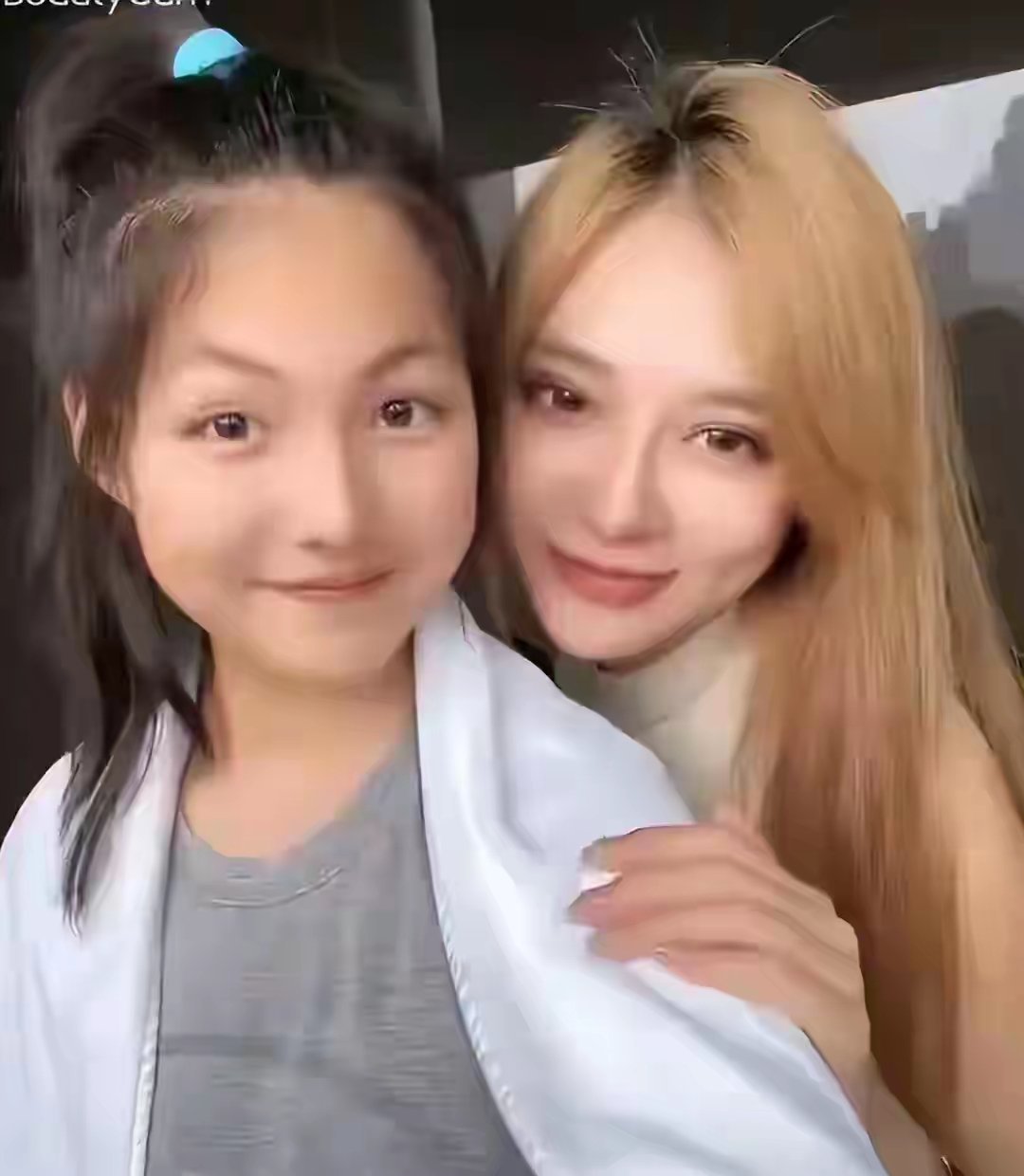 王诗龄私人健身教练晒出王诗龄的健身照，并发文猛夸王诗龄自律 