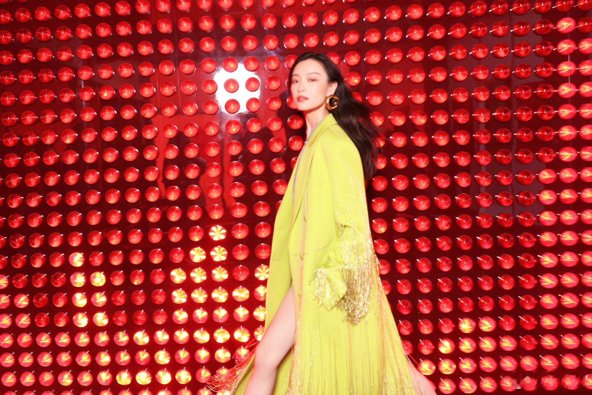 #倪妮跟刘亦菲撒娇# 神仙颜值的碰撞，倪妮撒娇也太可爱了吧[亲亲] ​​​