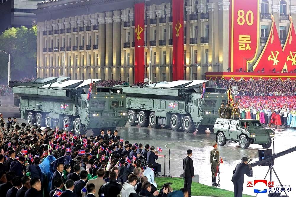在朝鲜庆祝建党80周年阅兵式上，罕见展示了“火星炮-11E”高超音速导弹。
不少