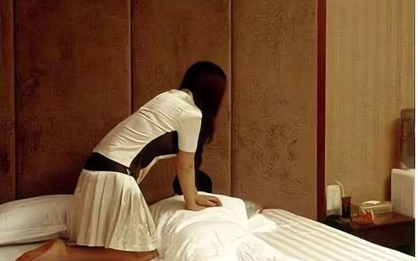 湖北武汉，一小伙和朋友去按摩店各自点了一位女技师，其中小伙点的女技师能提供“手推