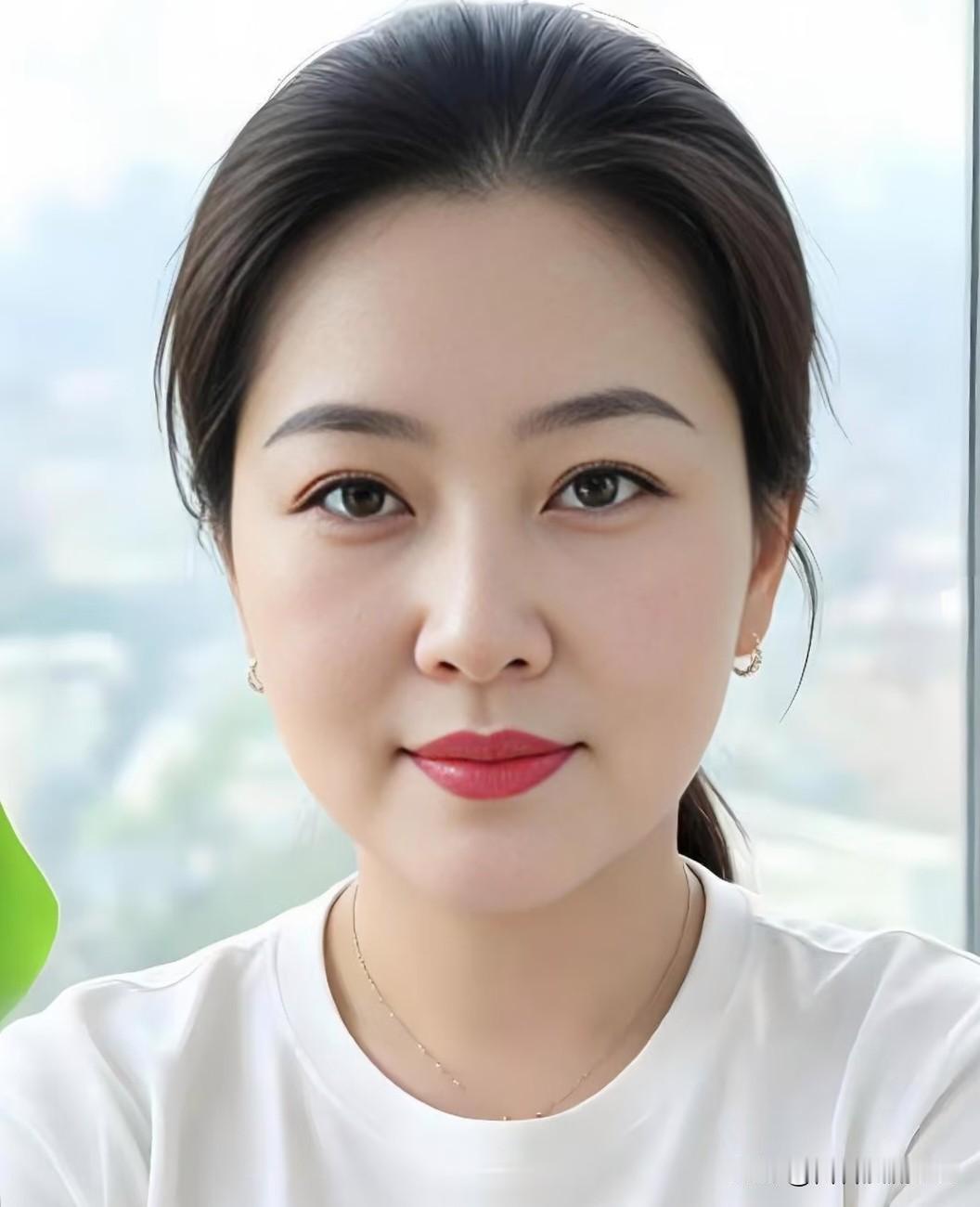七律·雅韵
 
云丝束起鬓边柔，浅黛轻描眼若秋。
素衬白衣凝静气，细珠银链绕清喉