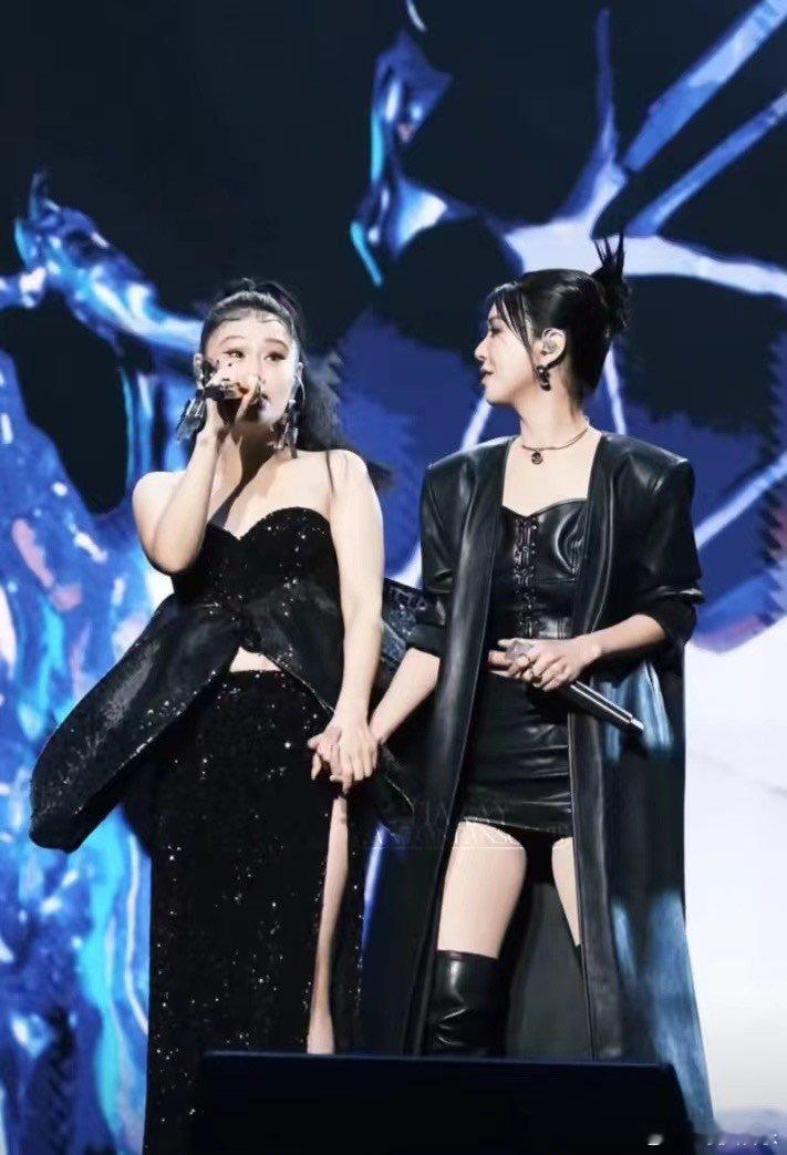#薛凯琪袁娅维亲了#看到两个美女姐姐出现的时候就觉得非常的开心，而且两个人的氛围