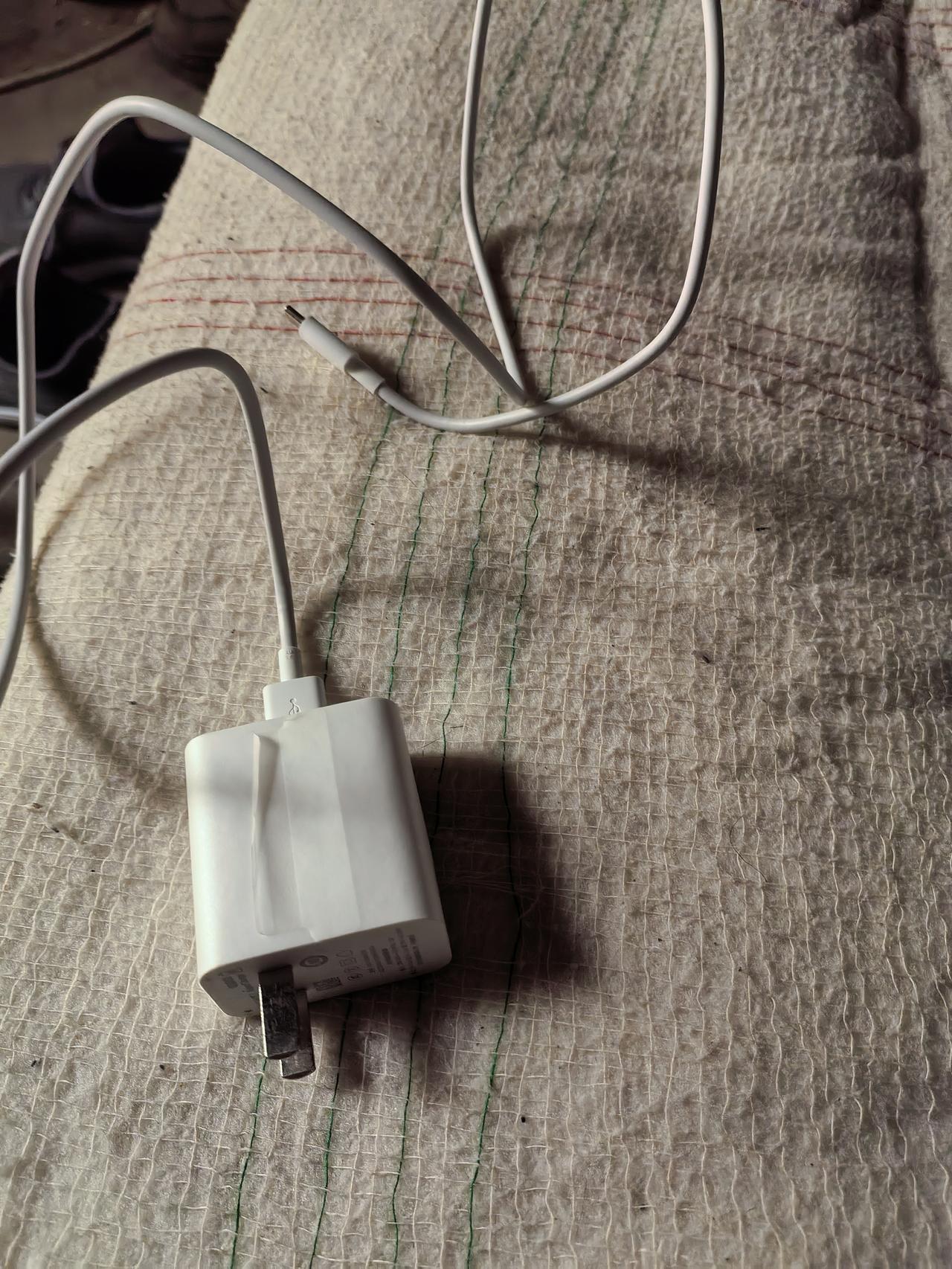 手机边充电边玩伤电池吗？

很多朋友问我：“充着电玩手机，电池会不会废得特别快？