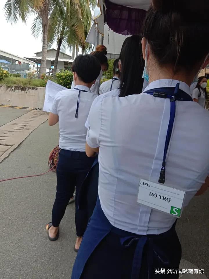 昨天星期天，大多数工厂参加3就地的员工搬行李回家，拆除了隔离设施，犹如破旧迎新的