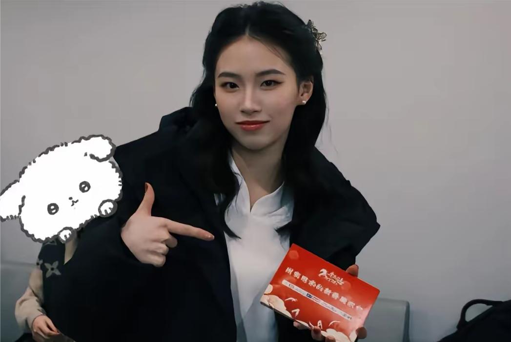 陈芋汐晒出联欢会照，化了妆，头发披肩，比微博之夜造型漂亮多了，现在是越来越会打扮