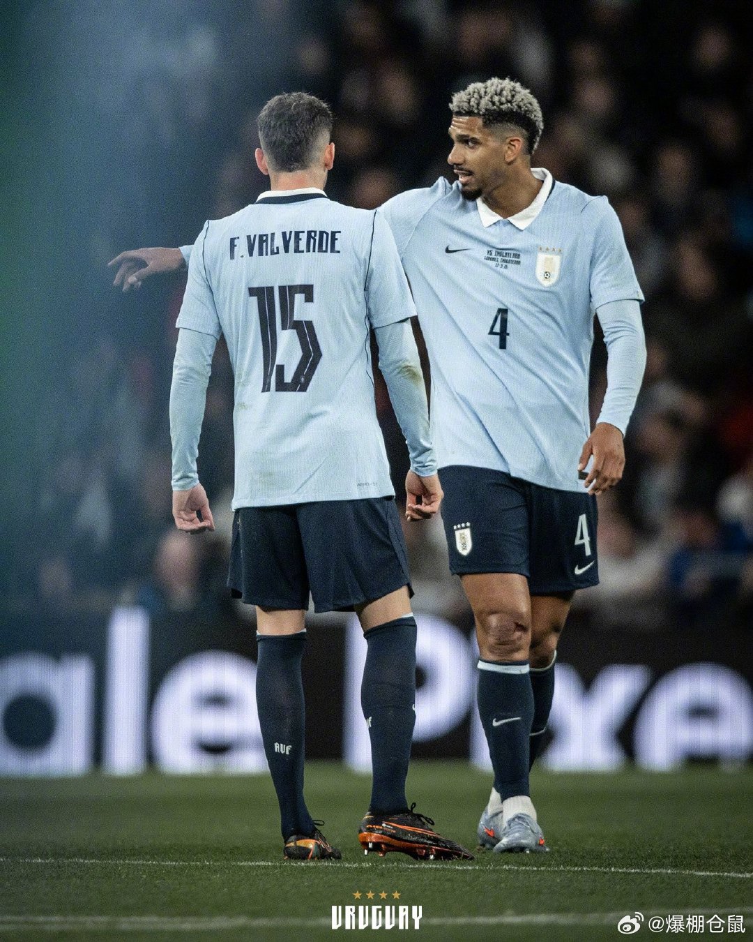 【领袖】乌拉圭国家队发布一张巴尔韦德和阿劳霍的图片，并写道：“请解释一下，为什么