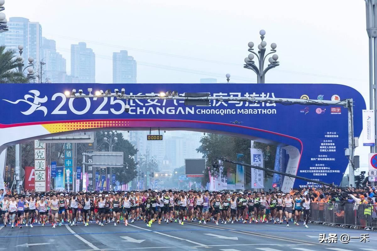 重庆马拉松现“抱走冠军”闹剧！裁判误拦卫冕冠军，处罚结果大快人心！
 
重庆马拉
