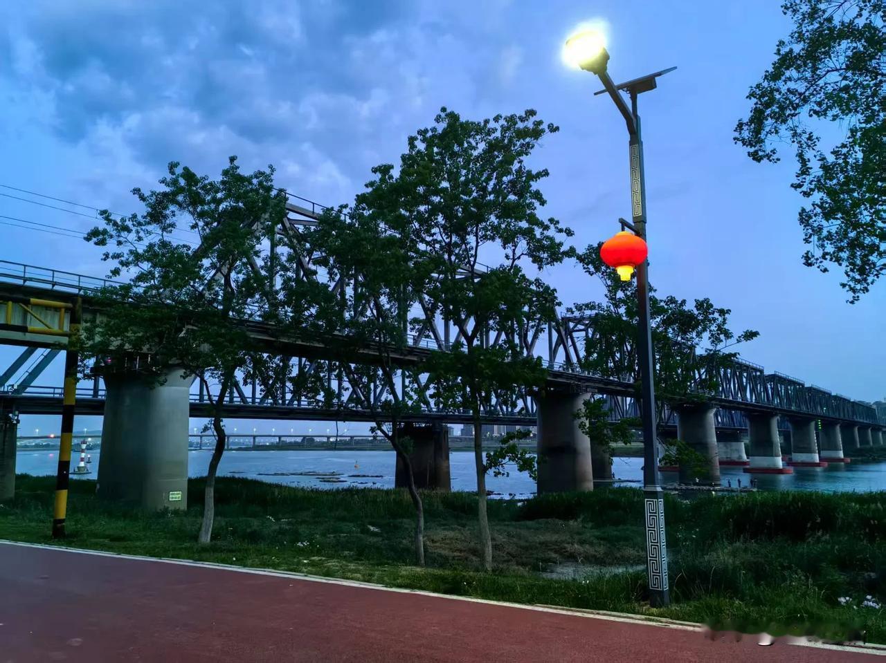外交部发布的重磅视频《不跪》，无疑是对国内跪美舔美之流的一种痛击。
改革开放几十