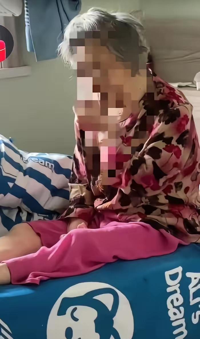 为了伺候一个失智的老娘，58岁的妹妹累到脑梗去世，60岁的哥哥把婚离了，家也散了