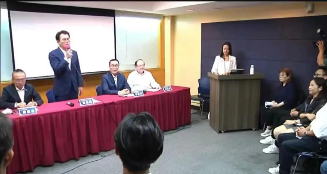 国民党发言人江怡臻接受王浅秋访谈时称，昨天新北市市长民调结果，一开始是不计划公布