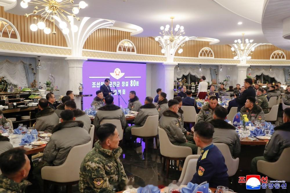 图片 5/5敬爱的金正恩同志出席纪念活动，尊敬的女儿同行【纪念朝鲜人民军空军成立