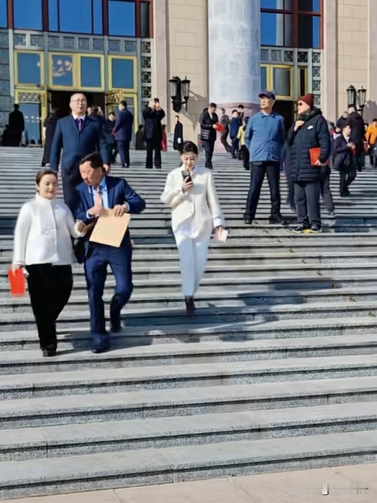 梅婷这是开啥会? 人大代表政协委员可能，也不知道能提出哪些有益于人民的意见
她好