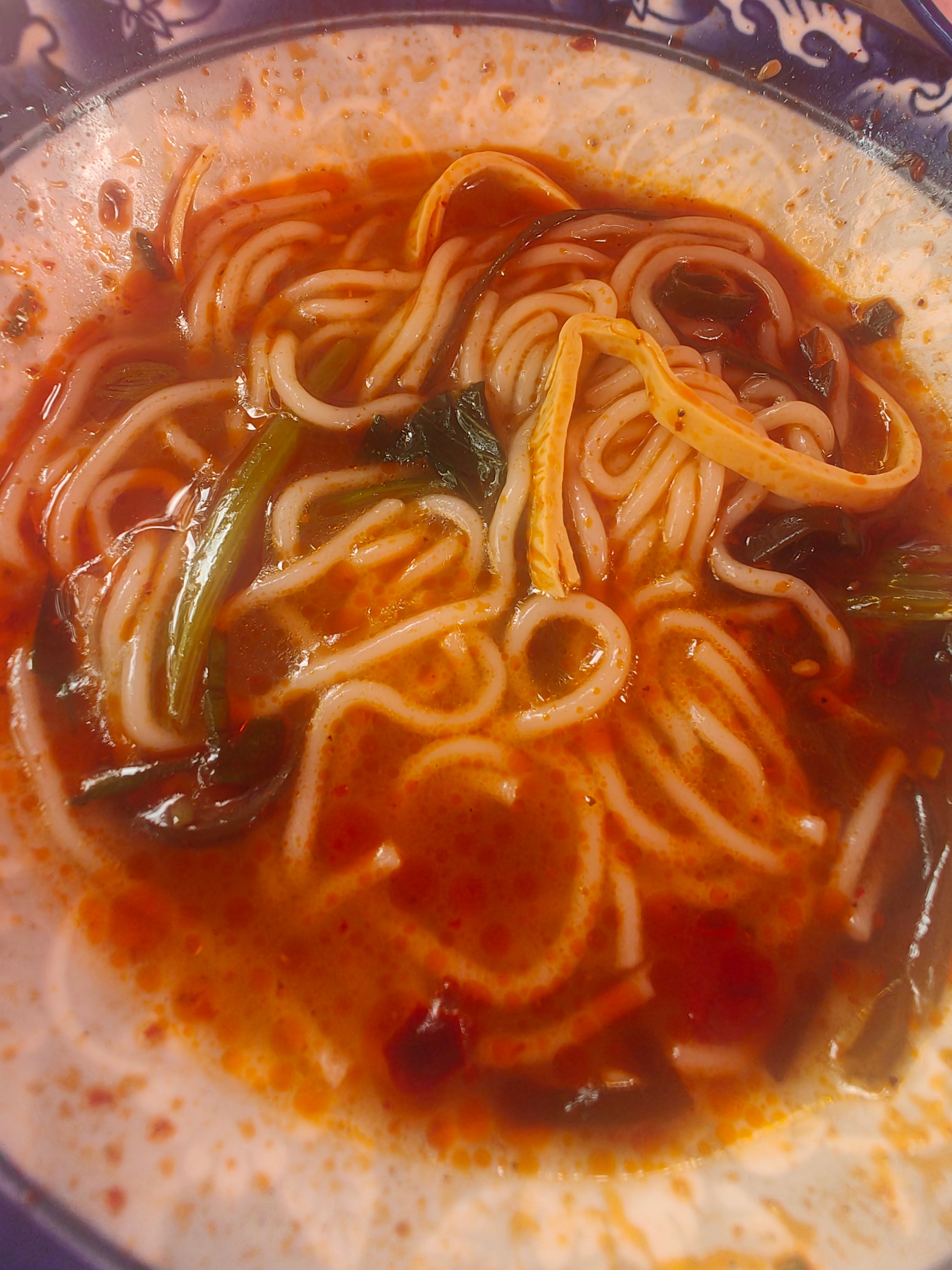 这个缸缸米线味道不错就是对我来说太辣了我还要了微微辣只能蹭孩子们的丁丁炒面吃了 