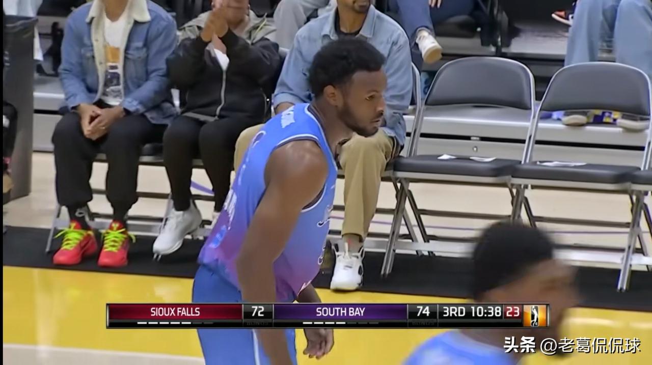 湖人新星布朗尼在G联盟比赛中杀疯了！在今天南湾湖人主场以140：132战胜苏福尔