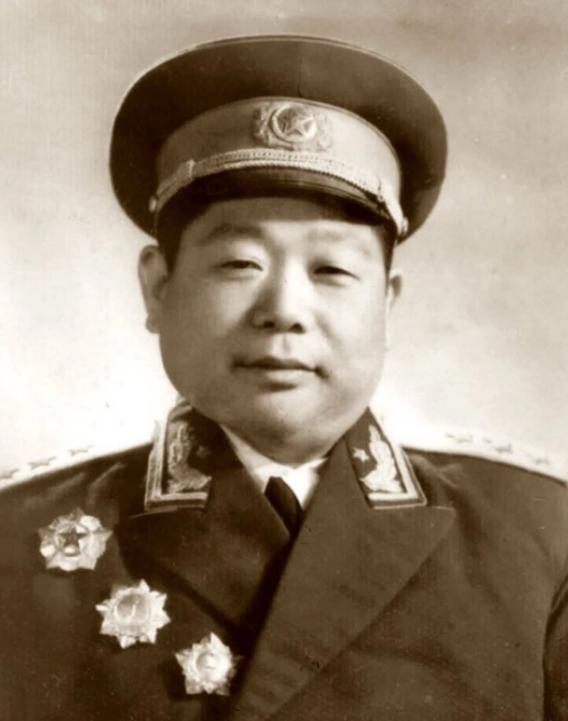 他是开国上将，曾任沈阳军区和北京军区司令，官至副国级。毛主席逝世后，他因为坚决支