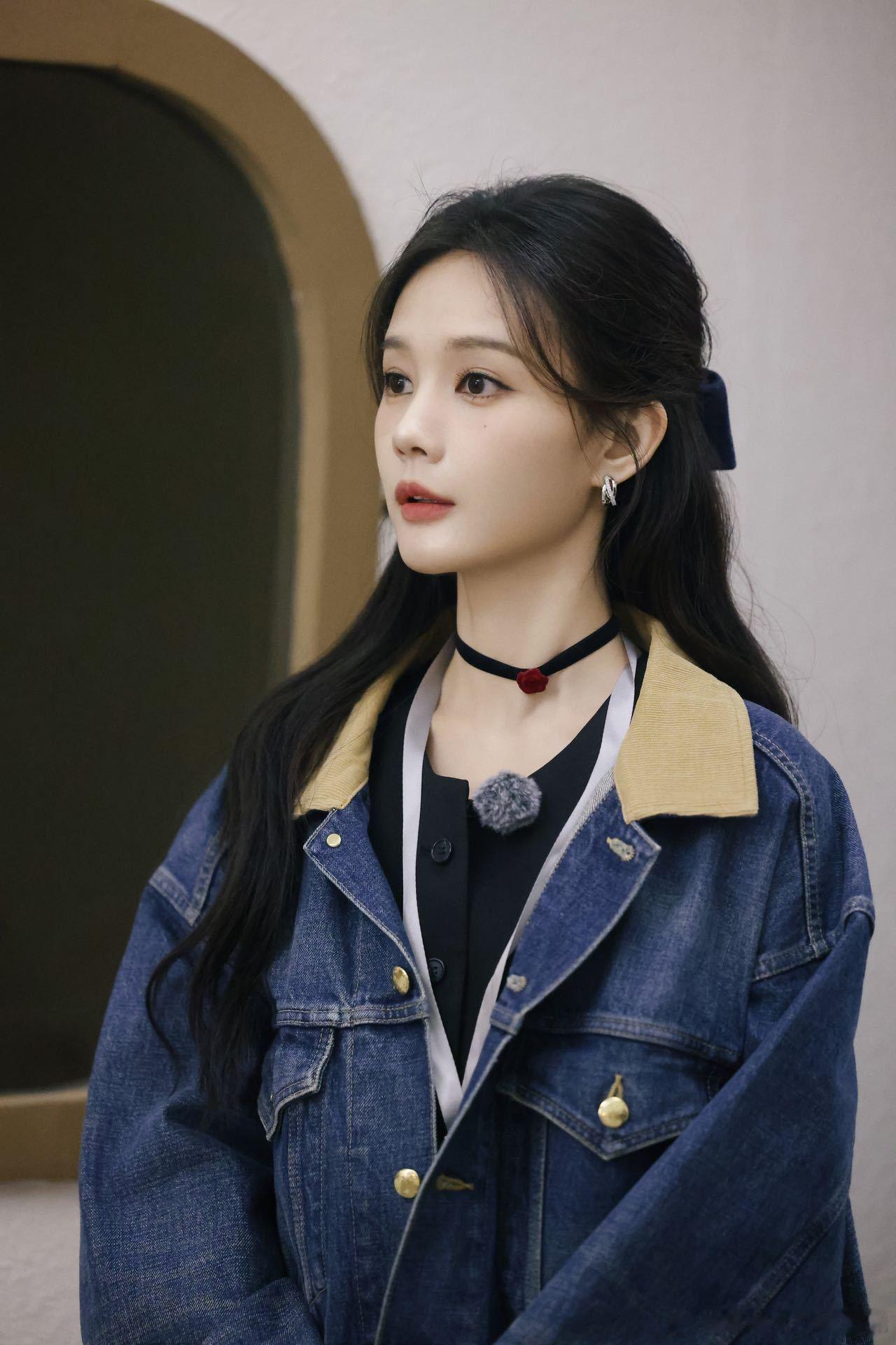 #李一桐吃瓜吃到自己身上# 李一桐吃瓜也能吃出精彩剧情，一看红酒洒了，原来是自家