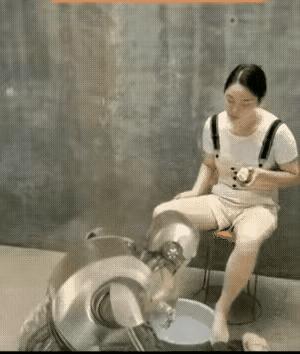 花钱买“完美男友”？女子网购机器人男友的遭遇，简直是大型翻车现场，戳破了AI陪伴