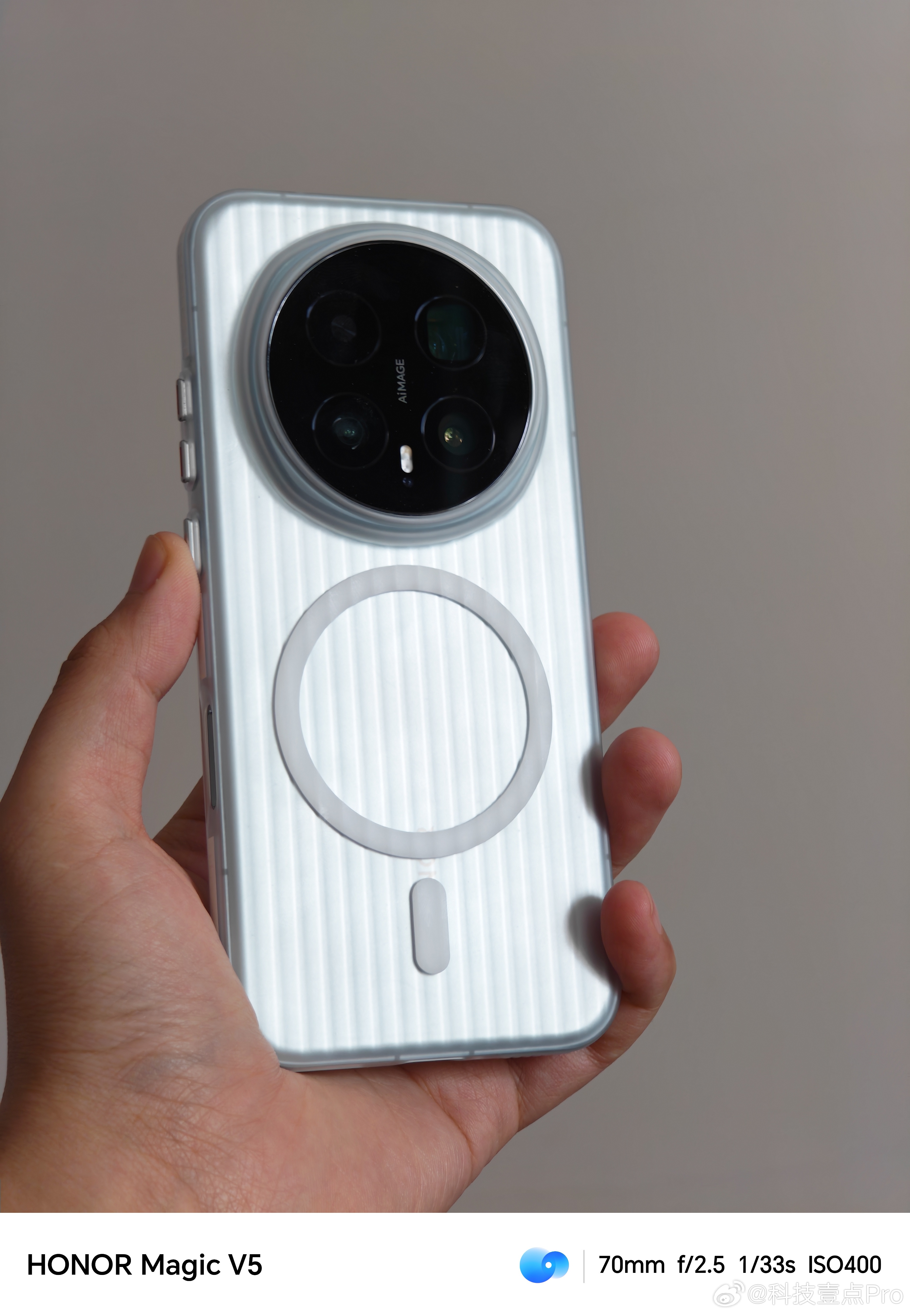 给荣耀Magic8系列买了新手机壳，磁吸瓦楞格，手感蛮不错的。荣耀真的应该考虑多